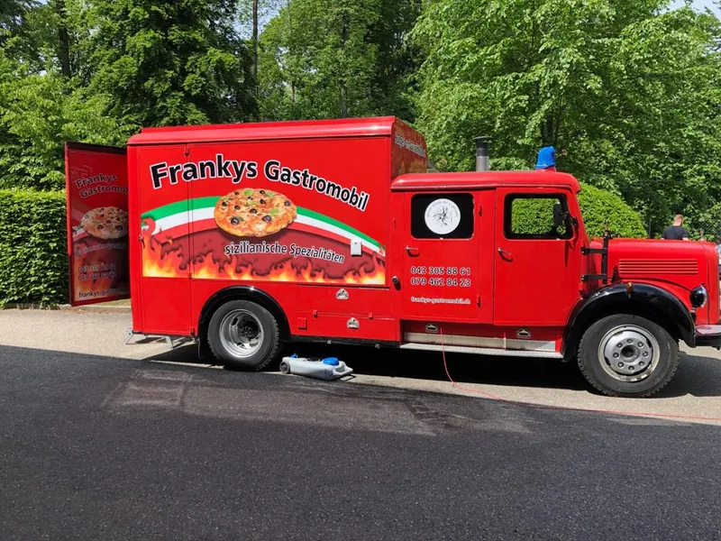 Der Wagen von der Seite mit der Beschriftung Frankys Gastromobil und sizilianische Spezialitäten