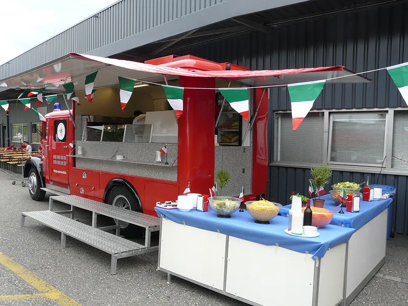 Der Wagen mit italienischen Fähnchen, davor ein Buffettisch mit Salaten